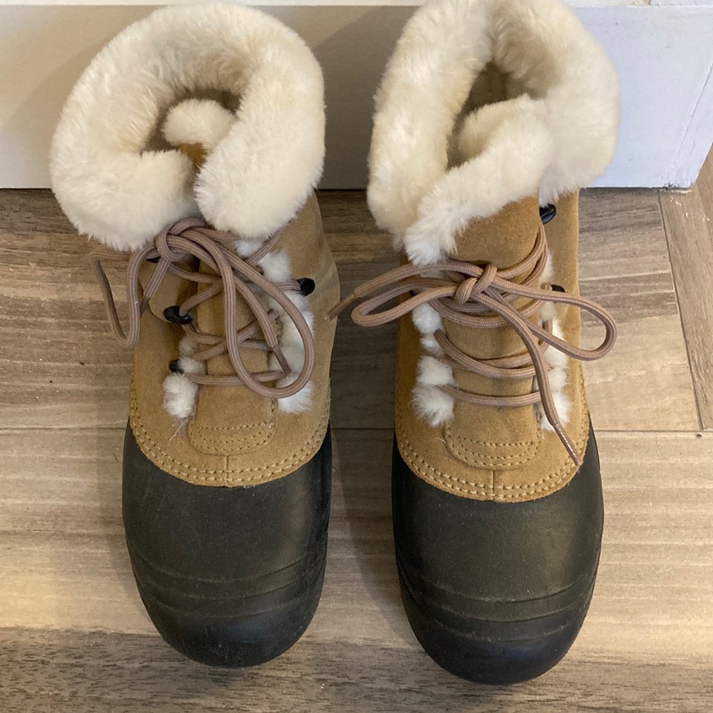 Women’s size 8 like new Columbia Sierra Blizzard boots about 8”tall